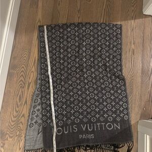 Elegant Gray Patterned Scarf